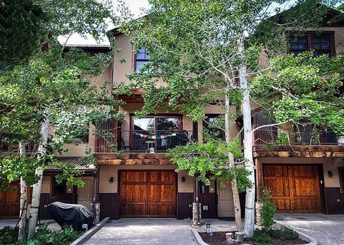 Spacious Upscale Townhome with AC! Near Downtown Ouray- Large Balcony